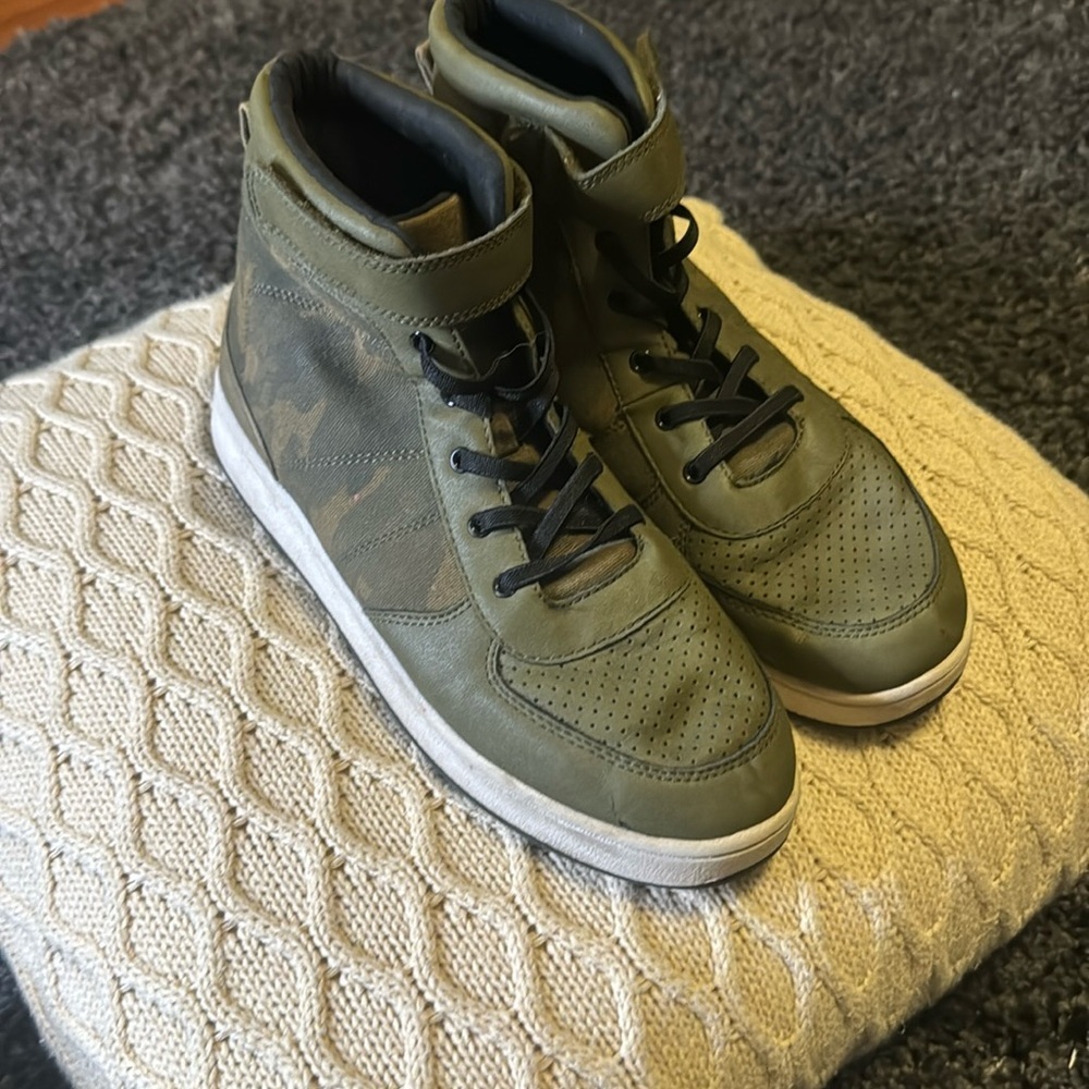 Boys Old Navy Size 6 Sneakers Green Camouflage